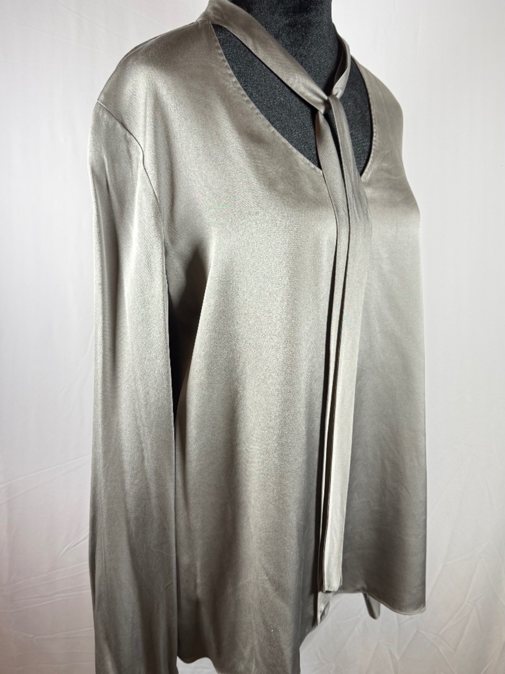 ELIE TAHARI designer dressy gray silk blouse, very classy, XL